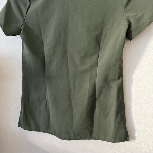 Figs olive green V neck scub top with front pocket size XXS - Picture 5 of 8